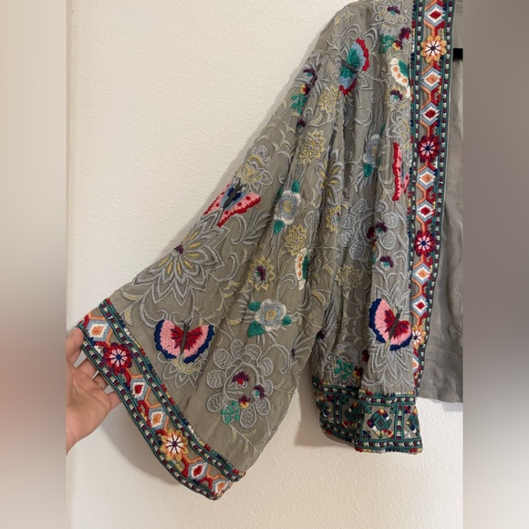 Johnny Was - XS - Grey Butterfly Embroidered Short Kimono - Picture 4 of 4